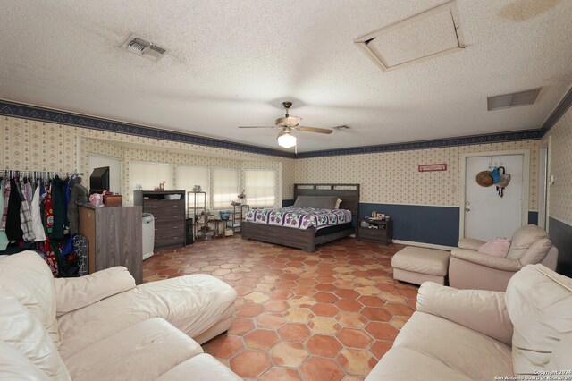 bedroom featuring ceiling fan and a textured ceiling