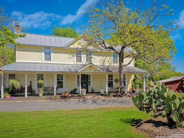 view of front facade featuring a porch and a front lawn