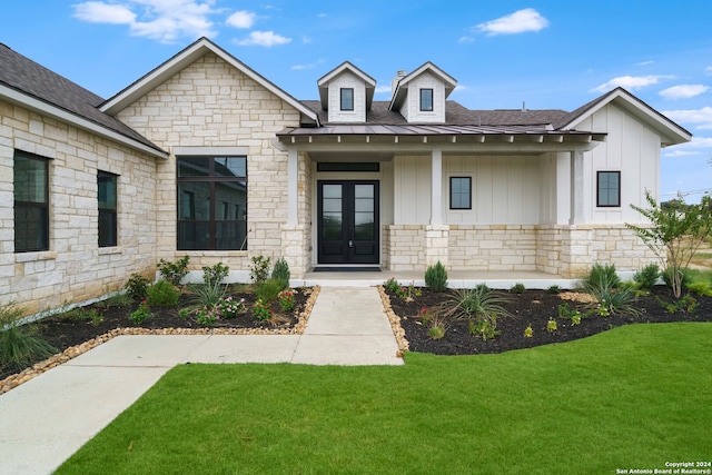 view of front of property featuring a front lawn