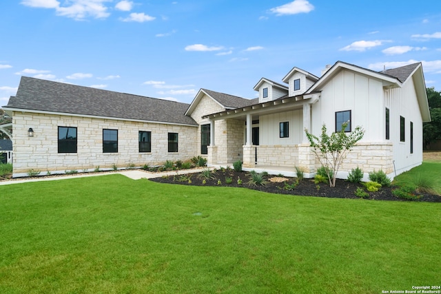 view of front of property featuring a front yard