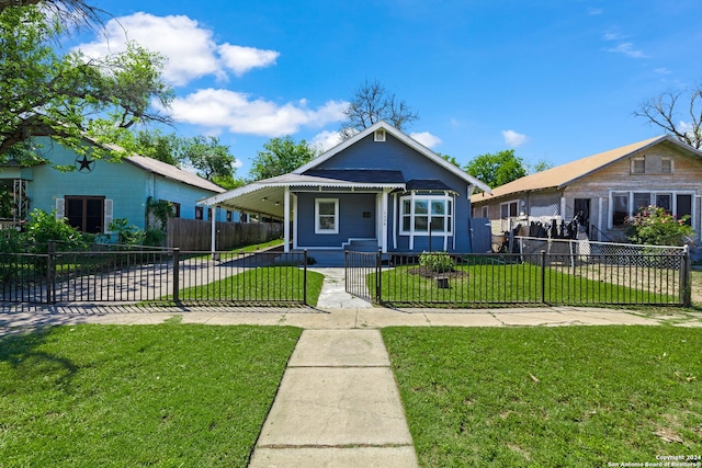 bungalow featuring a front lawn