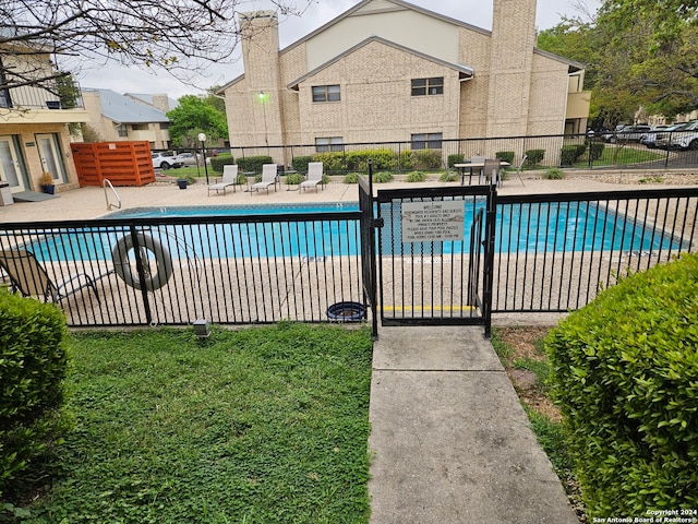 view of swimming pool