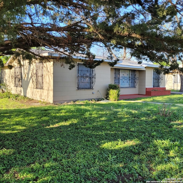 view of front of property featuring a front lawn