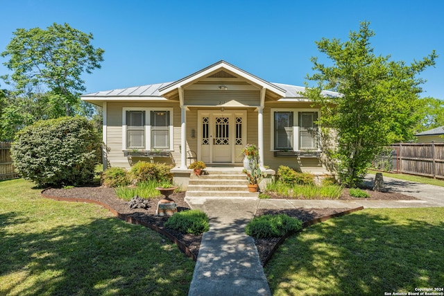 view of front of home featuring a front yard