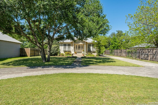 view of front facade featuring a front lawn