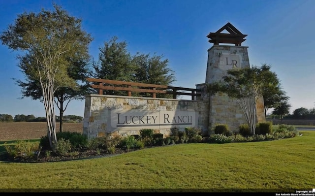 community sign with a lawn