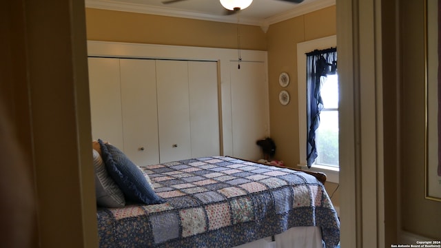 bedroom with crown molding, a closet, and ceiling fan