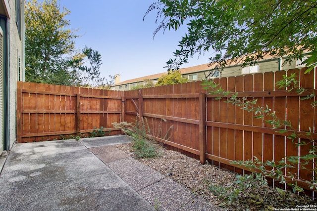 view of yard featuring a patio area