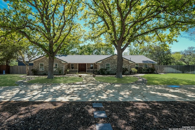 ranch-style home featuring a front lawn