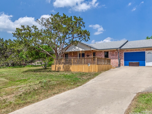 view of front of house featuring a front yard and a garage