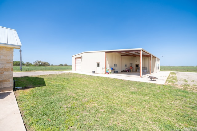 view of yard with an outdoor structure and a garage