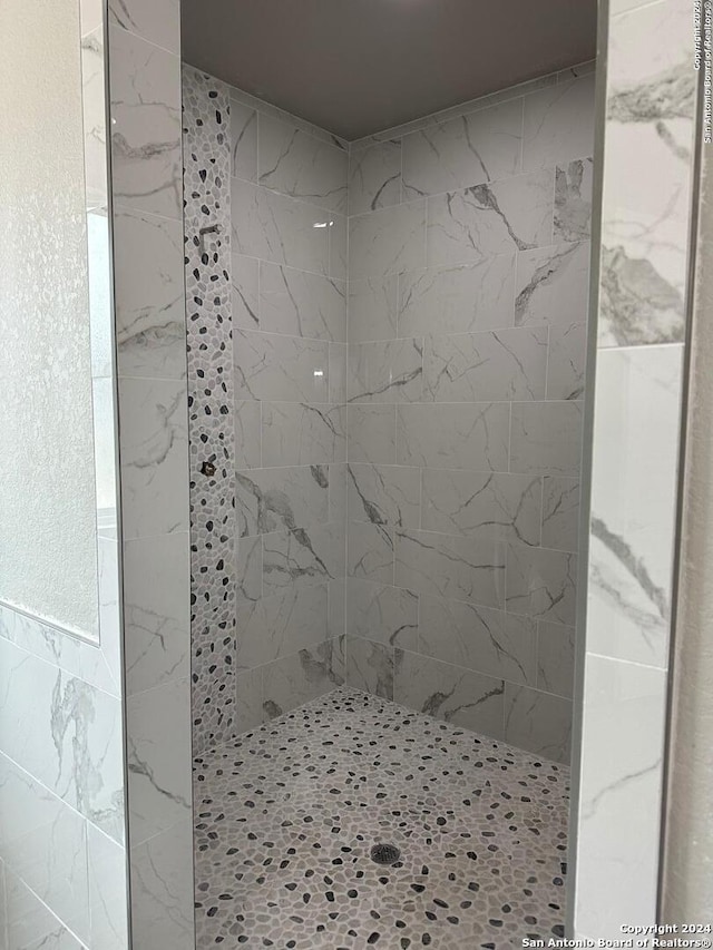 bathroom featuring a tile shower