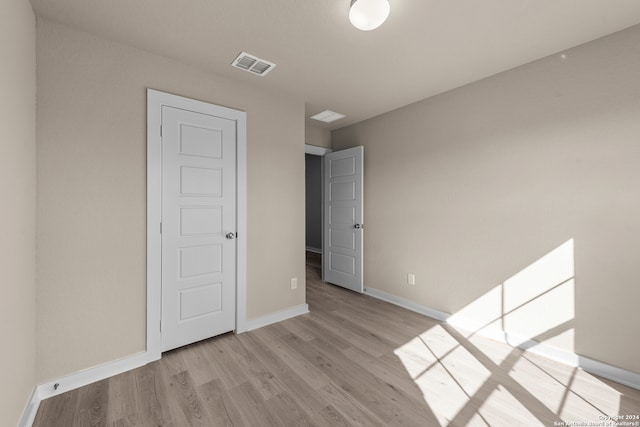 unfurnished room with light hardwood / wood-style flooring