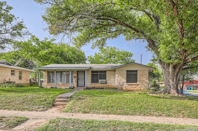 ranch-style home featuring a front lawn