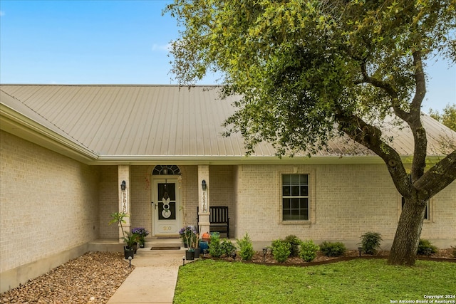 view of front facade with a front lawn