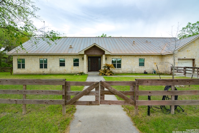 ranch-style home featuring a front lawn