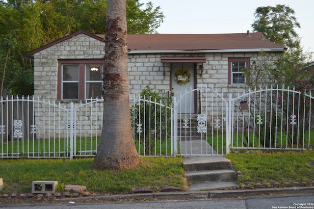 view of front of home featuring a front yard