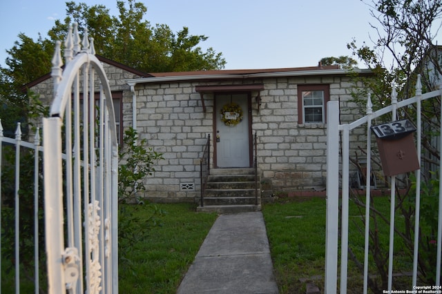 view of front of house with a front yard