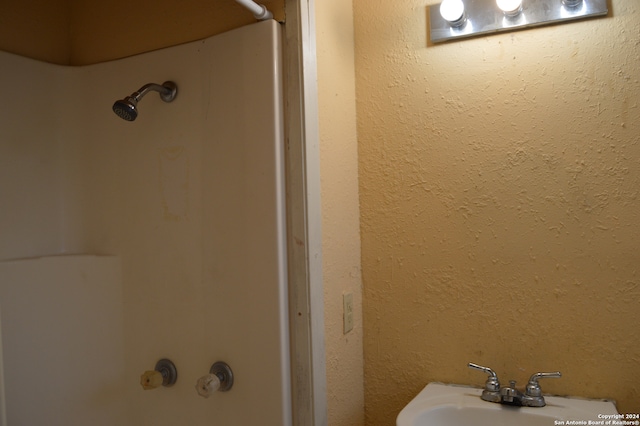 bathroom featuring sink