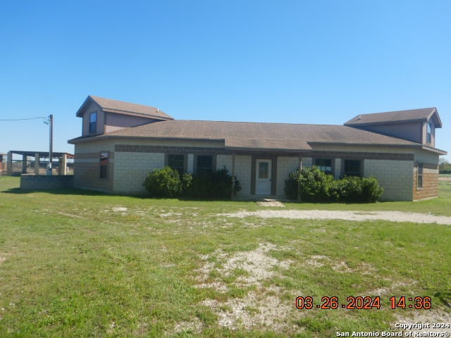 view of front of property featuring a front yard