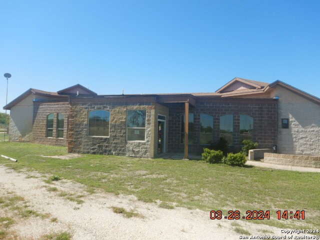 view of front of home featuring a front lawn