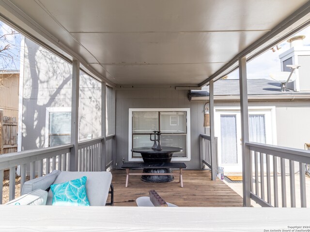 sunroom with ceiling fan