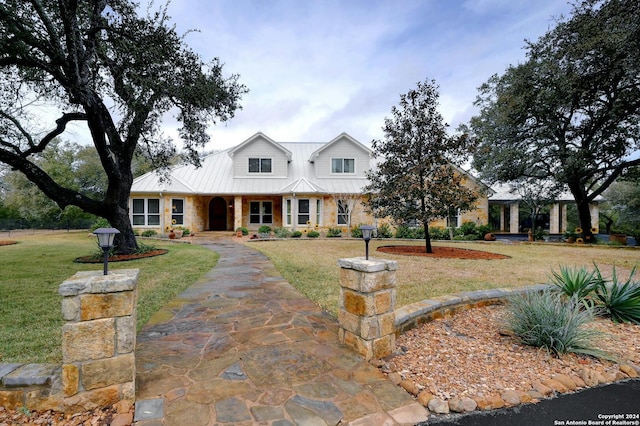 view of front of home featuring a front lawn