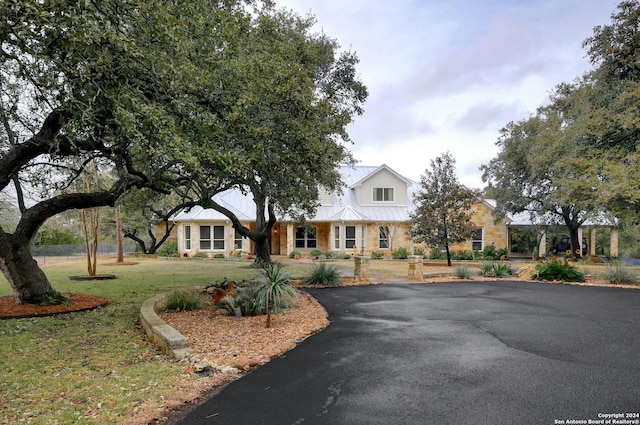 view of front of house featuring a front lawn