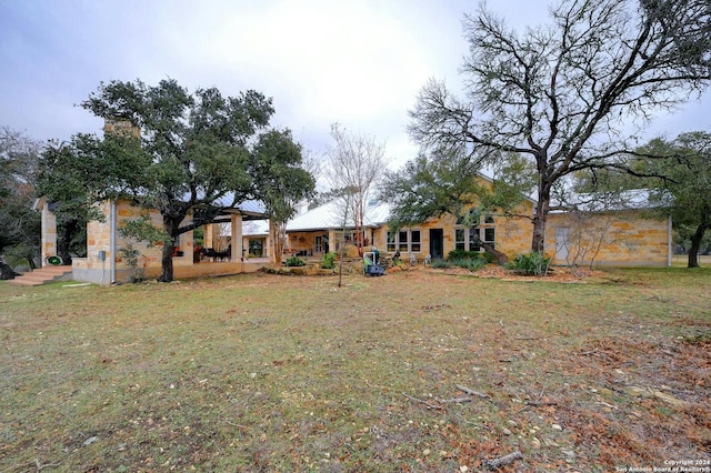 view of front facade with a front lawn