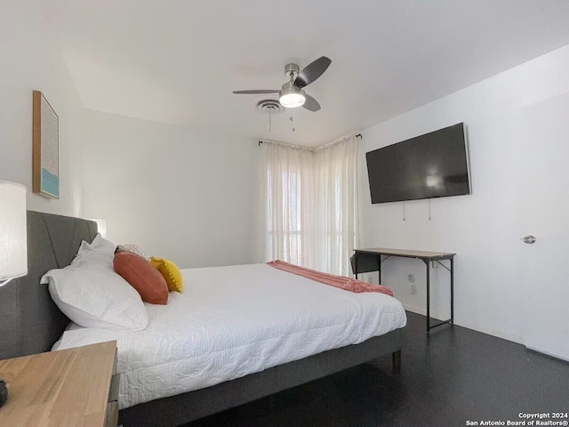 bedroom with ceiling fan