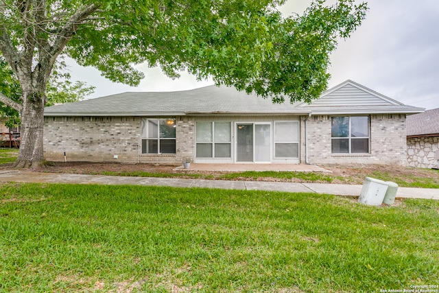 single story home with a front yard