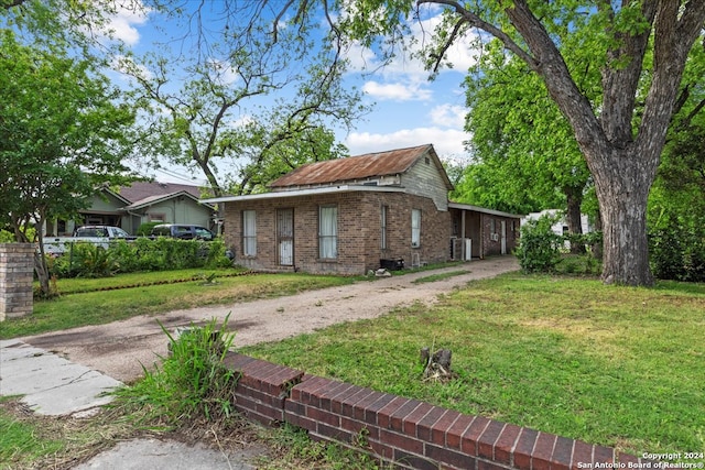 view of front of house with a front yard