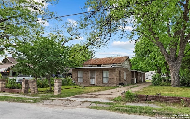 view of front facade featuring a front yard