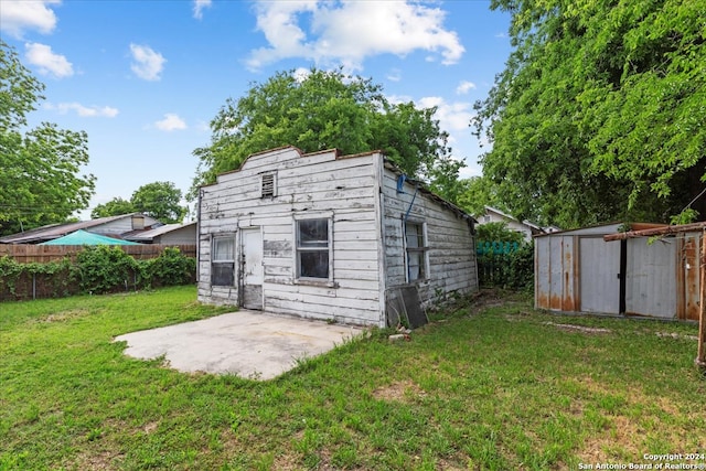 view of outdoor structure with a lawn