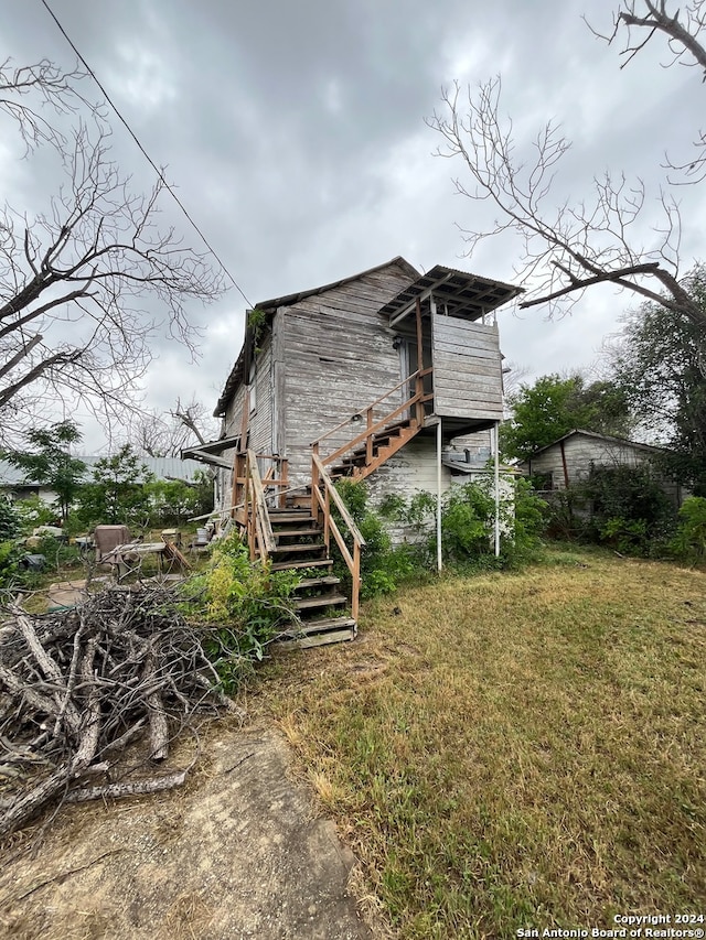 exterior space with a yard