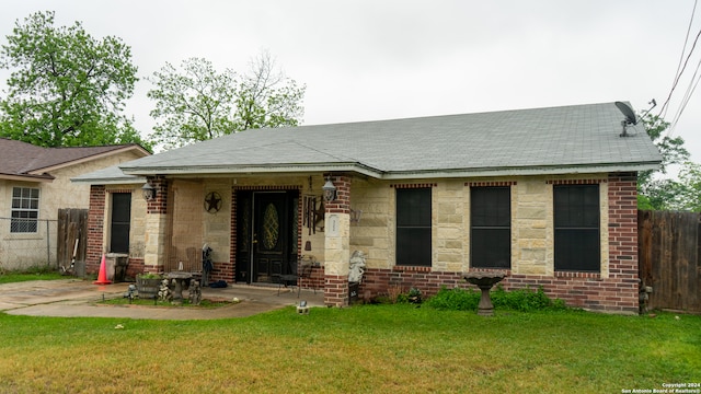 view of front of home featuring a front yard