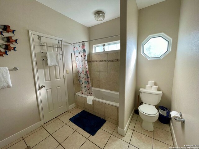 54 Pelican Prt, Oconnor, TX 77982 - bathroom featuring shower / tub combo, toilet, and tile flooring