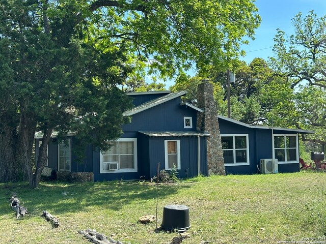 view of front facade featuring a front yard