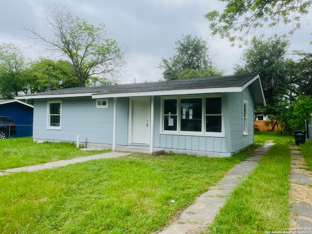 view of front facade featuring a front yard