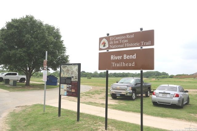 community sign with a yard