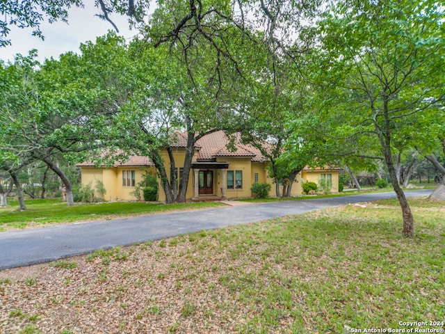 view of front of house featuring a front yard