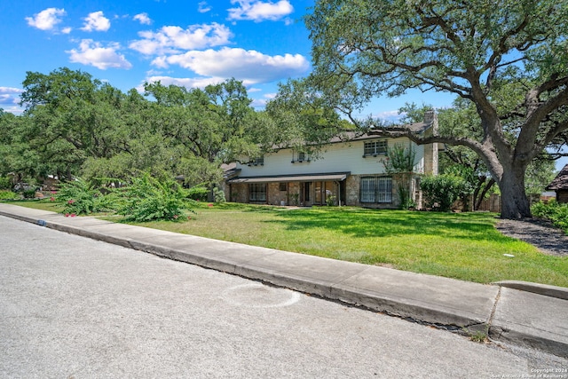 view of front of property with a front yard