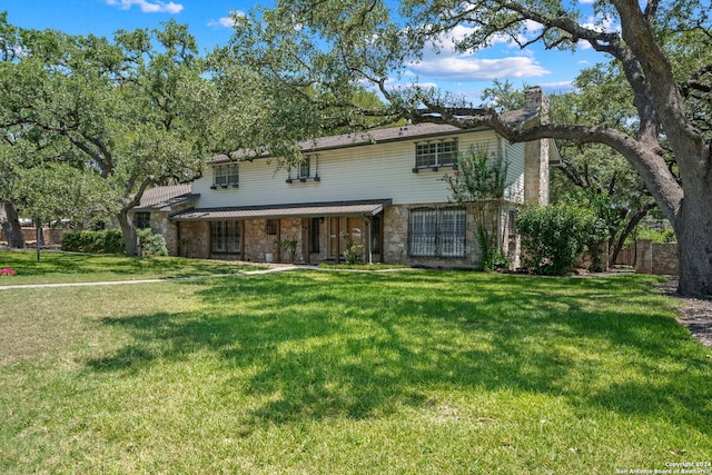 view of front facade featuring a front yard