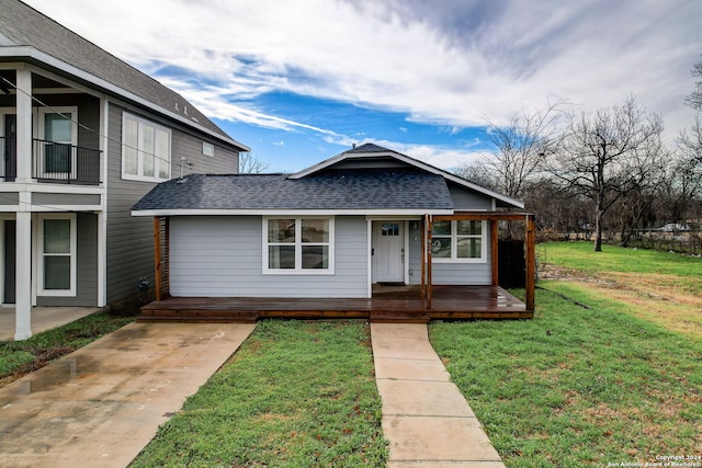 view of front facade with a front lawn