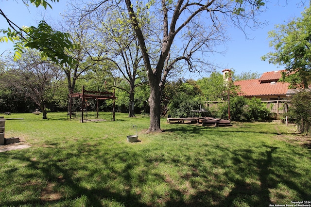 view of yard featuring a pergola