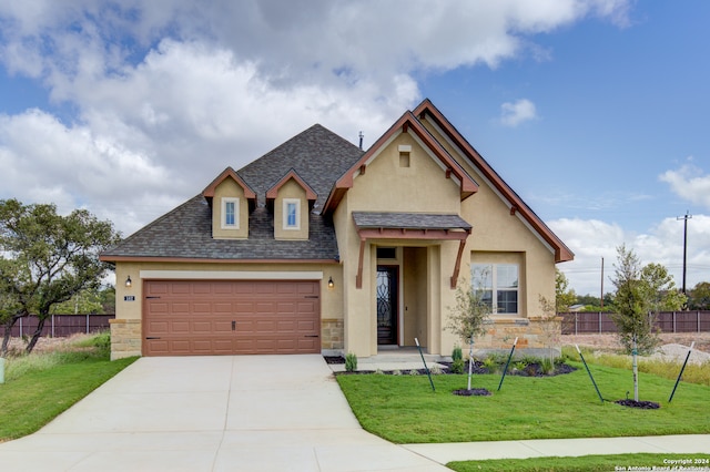 view of front of property featuring a front lawn