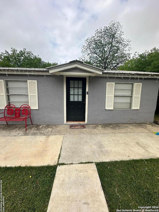 view of front of house with a patio