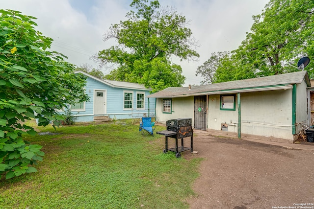 back of house featuring a lawn