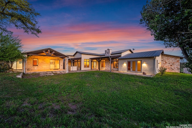 view of front of property featuring a lawn