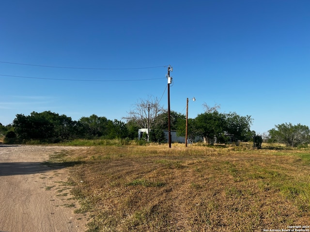 Listing photo 3 for 521 County Road 7713, Devine TX 78016